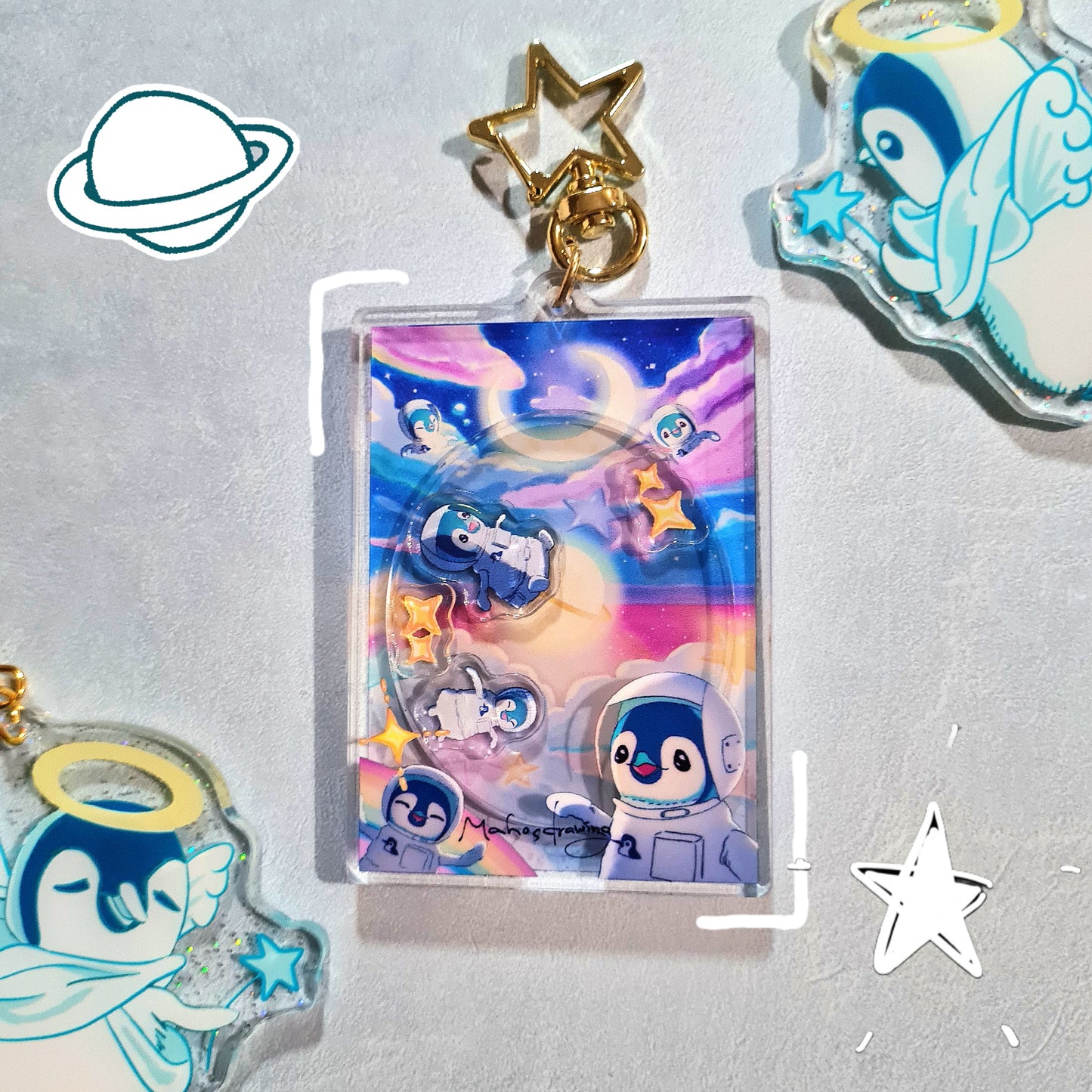 宇宙にいるペンギン 長方形アクリルシェーカーキーホルダー